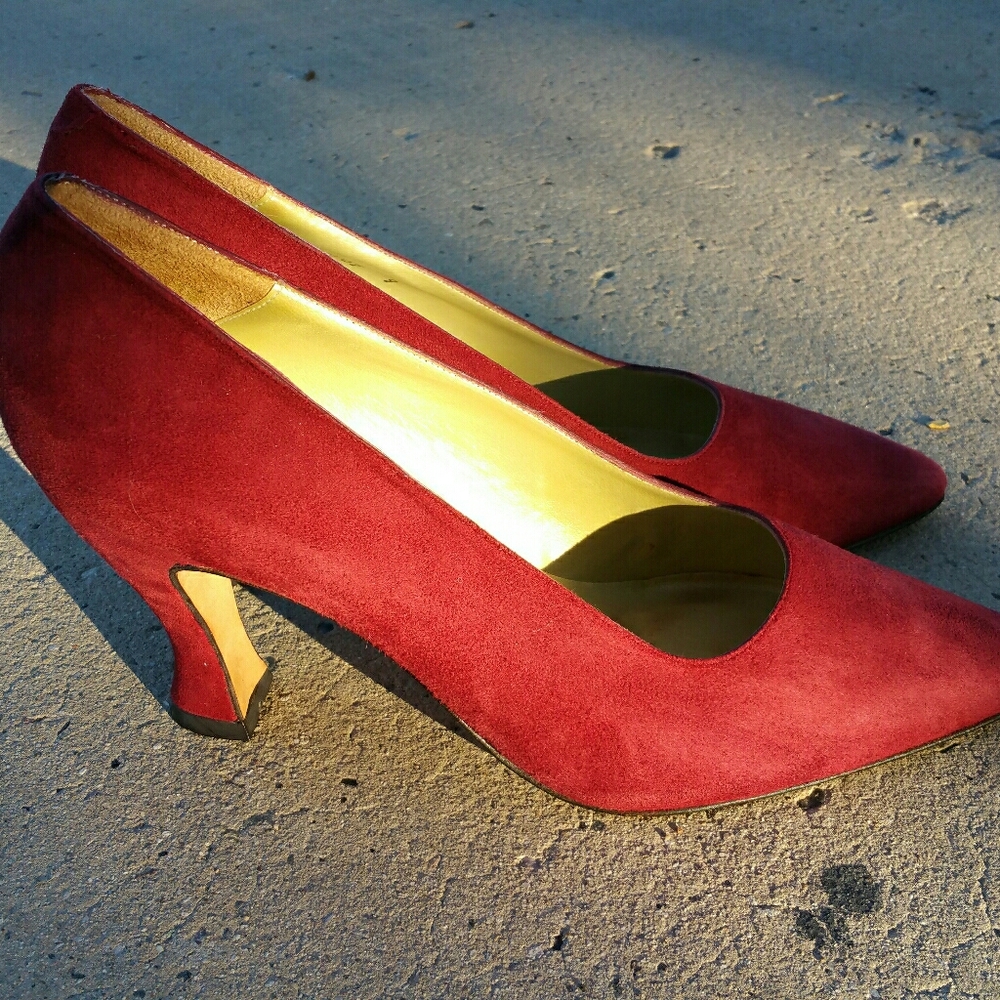 Red suede Kenneth Cole classic pointed-toe pumps
